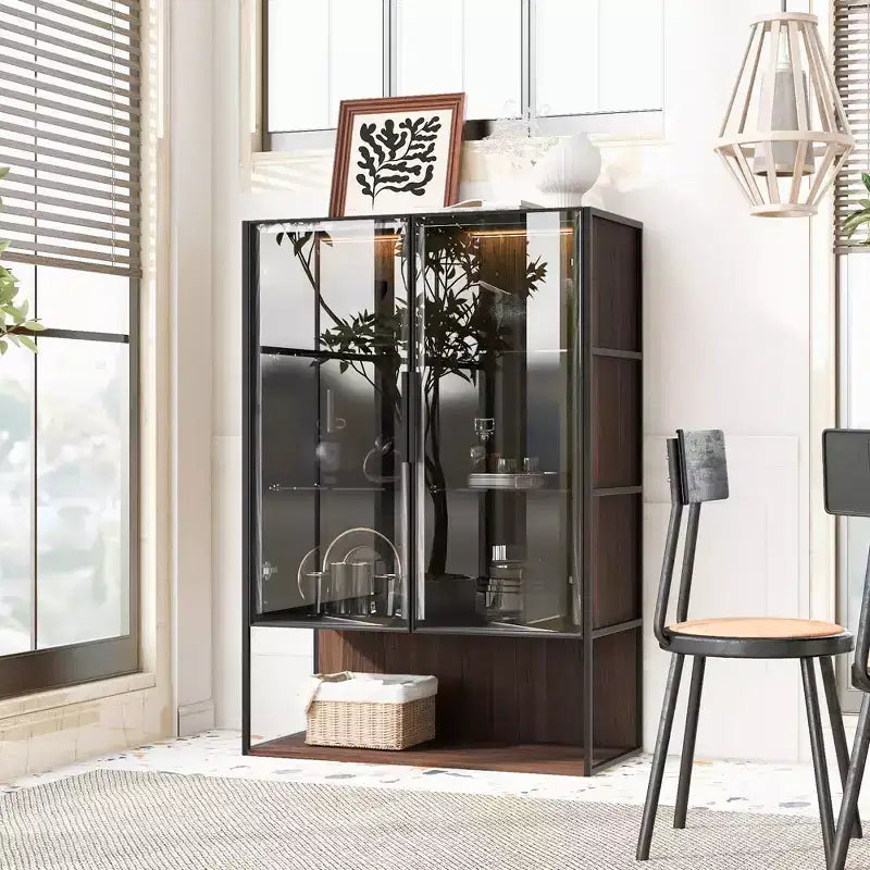 Meuble d'exposition lumineux à LED de 130 cm de haut avec porte en verre trempé, bibliothèque moderne avec cadre en métal pour salon, bureau/cabinet d'étude, noir - ModernLuxe
