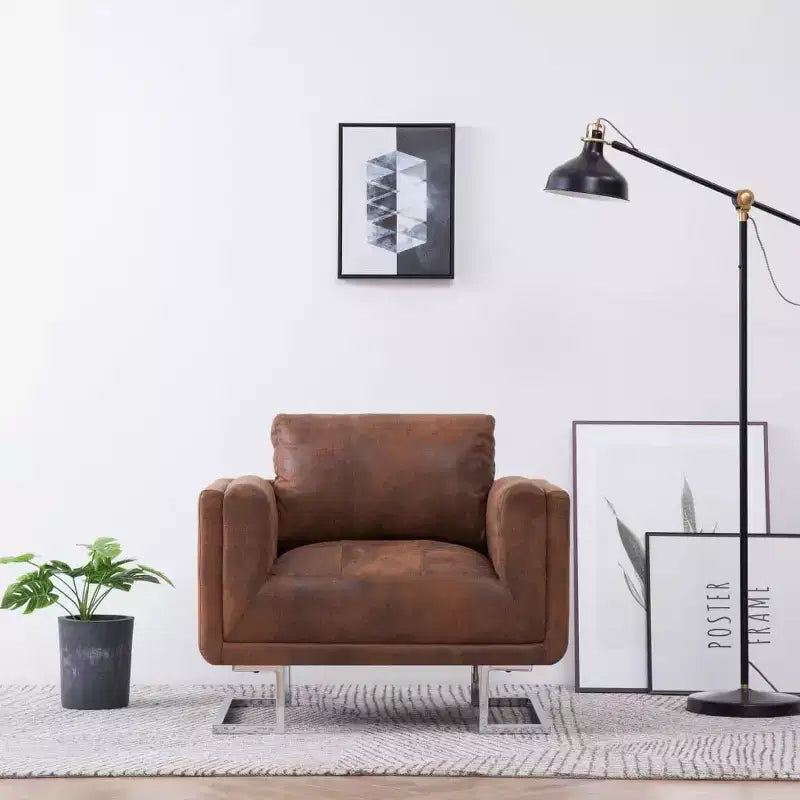 Fauteuil Cube - Revêtement en similicuir suède marron, Design ergonomique, Cadre en bois robuste, Pieds chromés élégants, Assise confortable