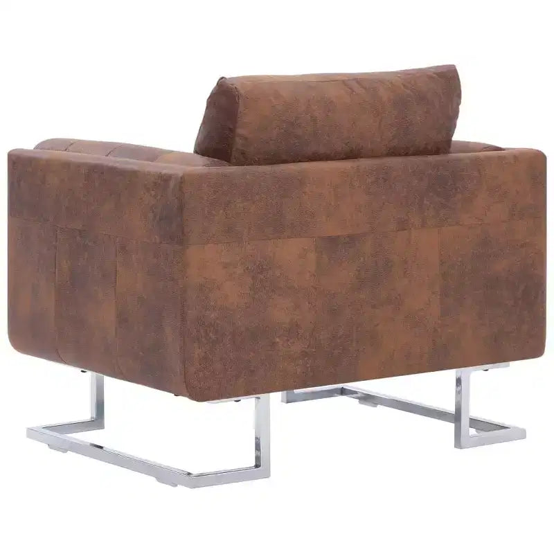 Fauteuil Cube - Revêtement en similicuir suède marron, Design ergonomique, Cadre en bois robuste, Pieds chromés élégants, Assise confortable