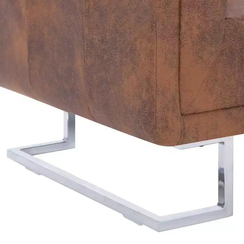 Fauteuil Cube - Revêtement en similicuir suède marron, Design ergonomique, Cadre en bois robuste, Pieds chromés élégants, Assise confortable