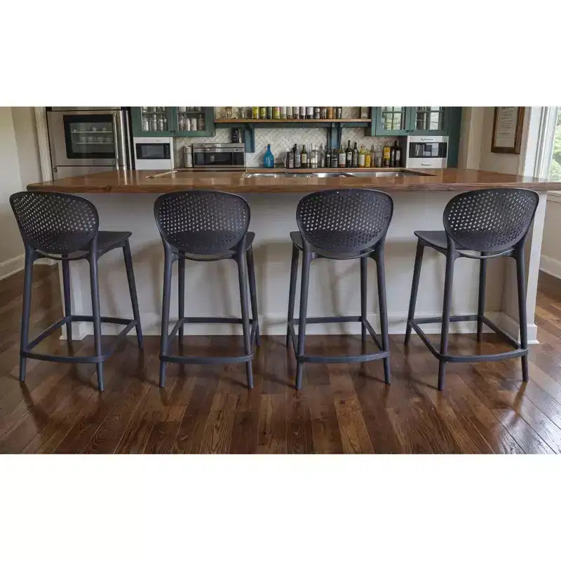 Lot de quatre tabourets de bar à dossier bas en plastique gris foncé très résistant, hauteur bar